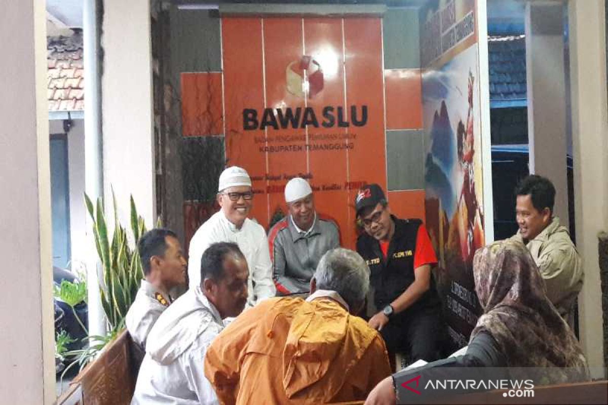 Sukarelawan Prabowo datangi Bawaslu Temanggung tanyakan penurunan baliho