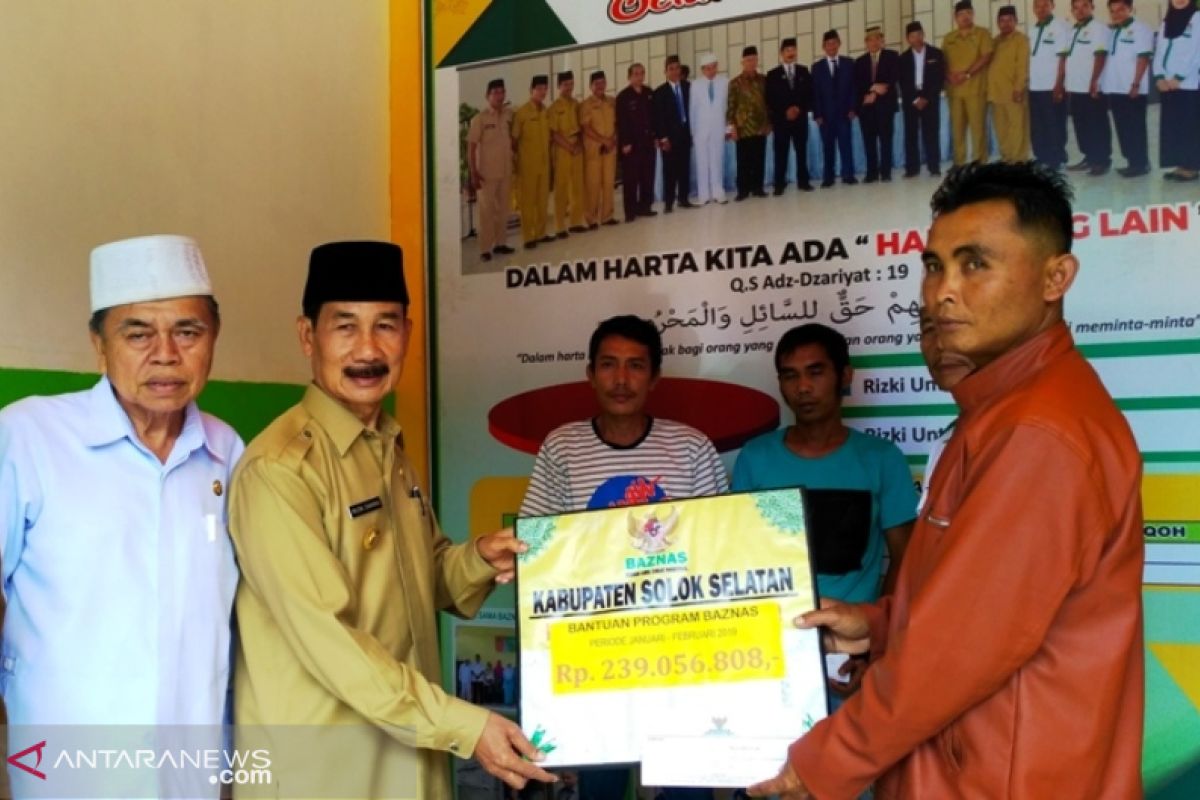 Baznas Solok Selatan salurkan zakat Rp239 Juta