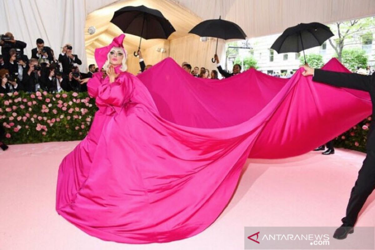 Lady Gaga kenakan empat kostum, curi perhatian di Met Gala 2019