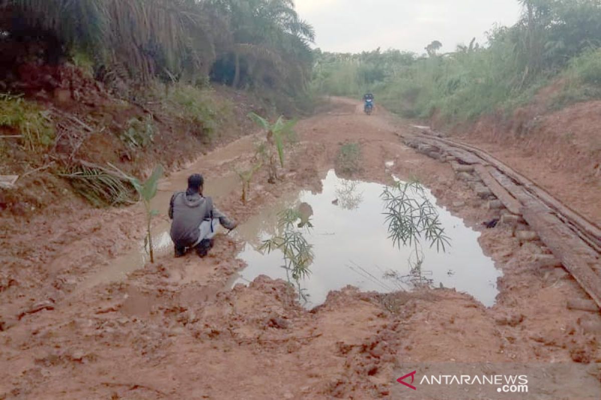 Jalan berlumpur di Muratara capai selutut orang dewasa