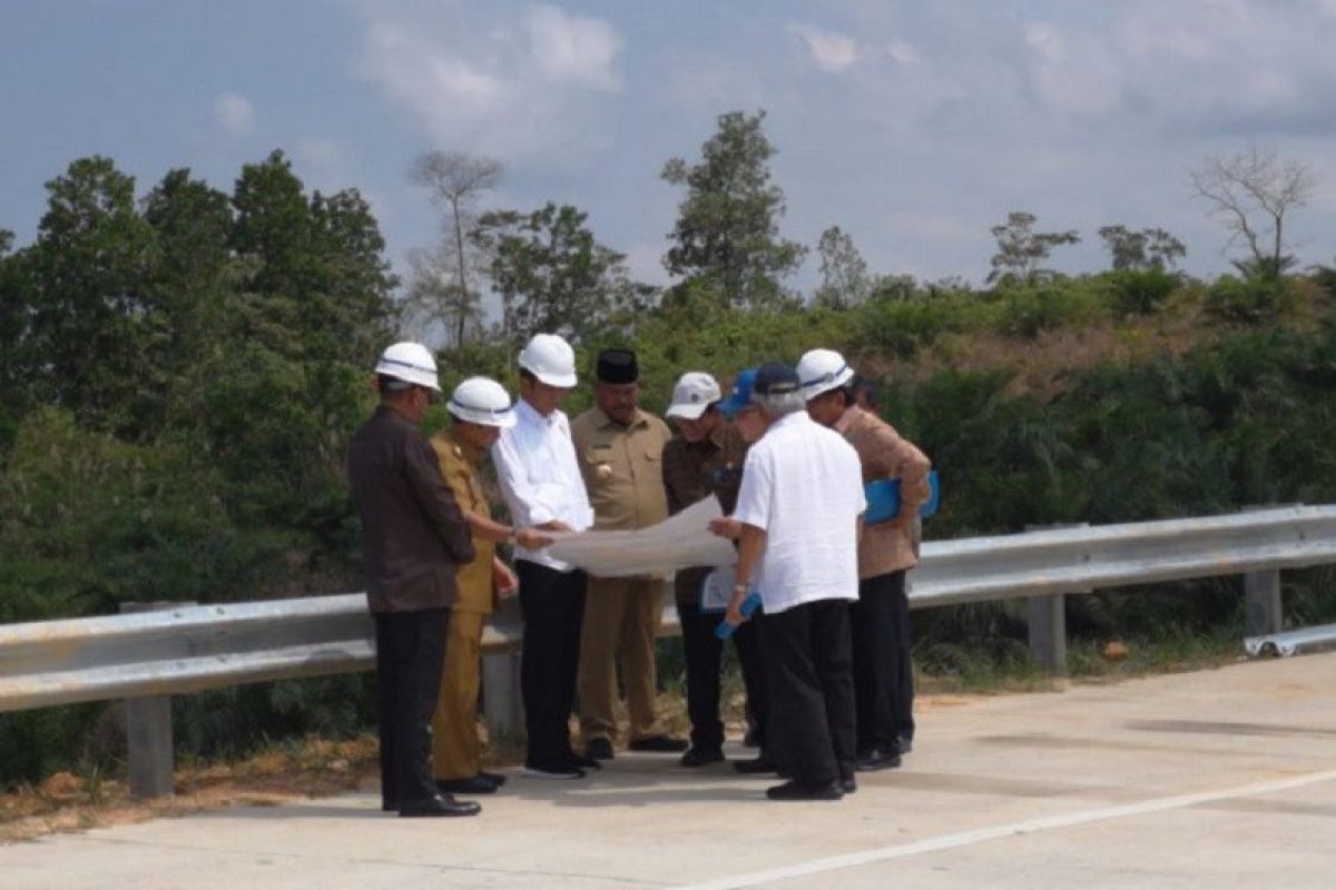 Presiden Joko Widodo tinjau calon Ibu kota RI kawasan Bukit Soeharto di Kaltim
