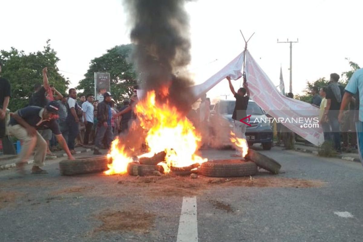Massa simpatisan caleg blokir jalan negara di Muratara