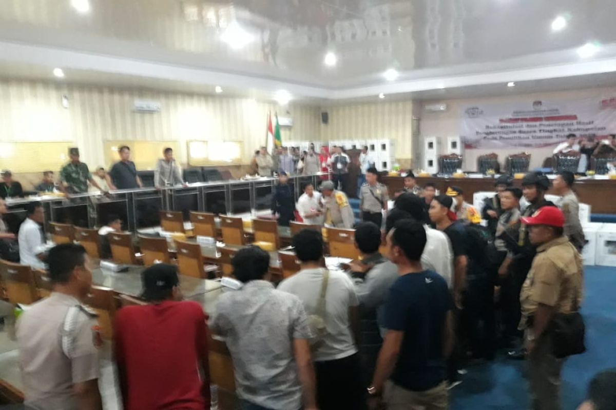 Rapat pleno rekapitulasi suara di Empat Lawang Ricuh