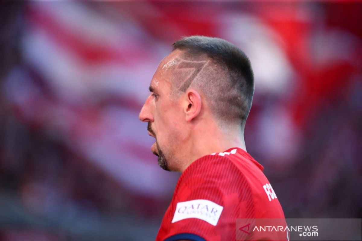 Ribery diskors tiga laga karena dorong hakim garis