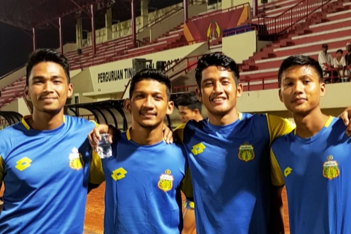 Tim peserta  Liga 1 mulai adaptasi main malam