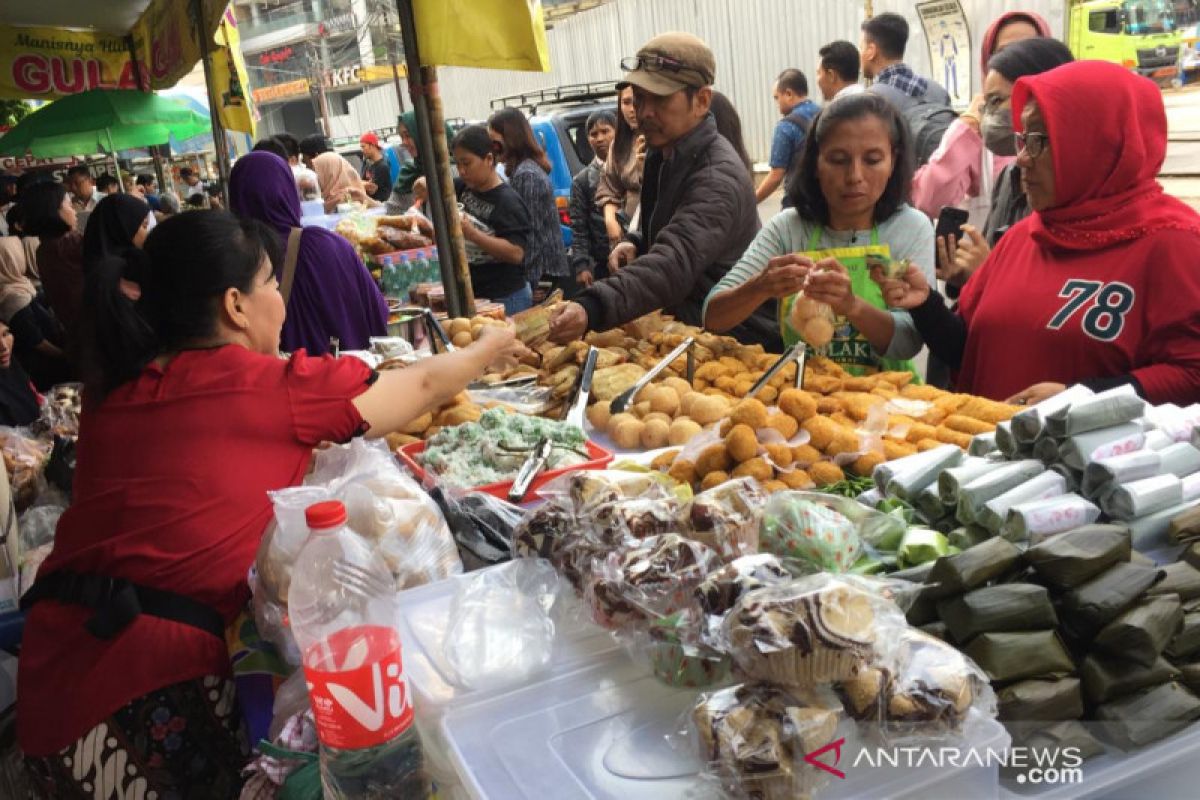 Kesadaran mengurangi plastik mulai tampak di pasar takjil