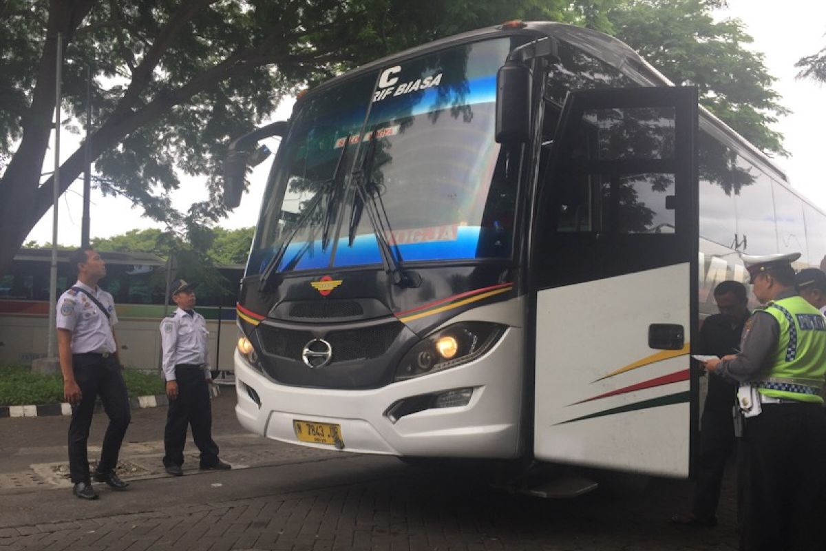 Penumpang bus angkutan Lebaran Terminal Giwangan  turun