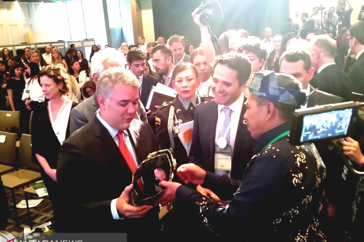 Jadi pembicara forum hutan tropis dunia, Alfedri hadiahkan Tanjak ke Presiden Kolombia