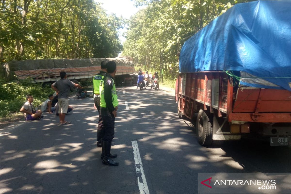 Truk tronton mogok bikin jalur pantura Situbondo macet