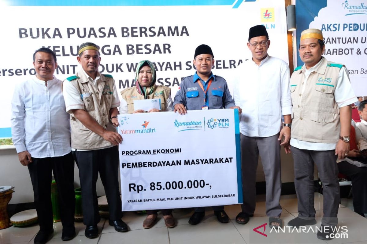 PLN Sulselrabar salurkan dana zakat 2,5 persen dari gaji pegawai