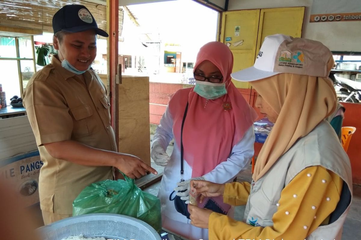 Cegah makanan mengandung bahan berbahaya, Dinkes Aceh Jaya cek takjil di Kota Calang