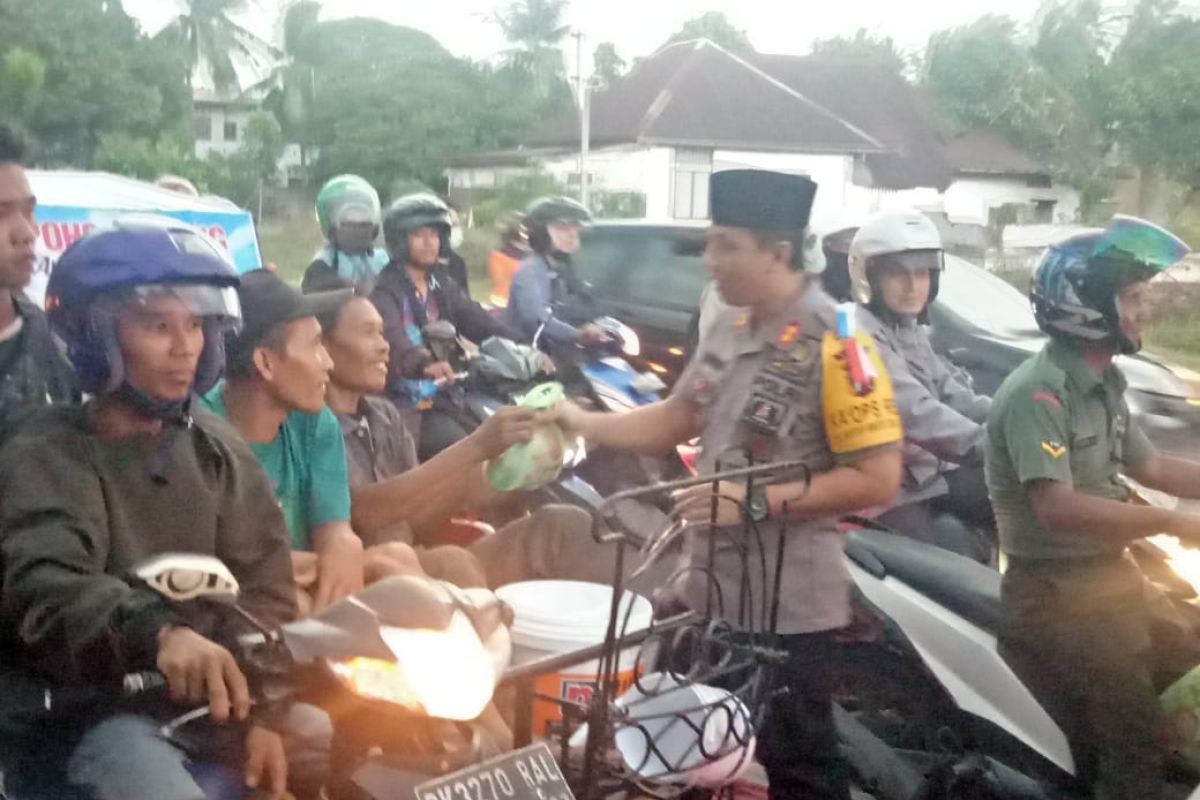 Kapolres dan Dandim bagikan takjil berbuka puasa buat warga Binjai