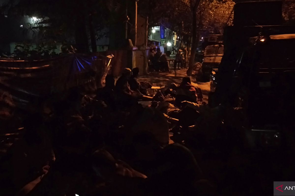 Unjuk rasa massa pendukung caleg berlangsung hingga tengah malam