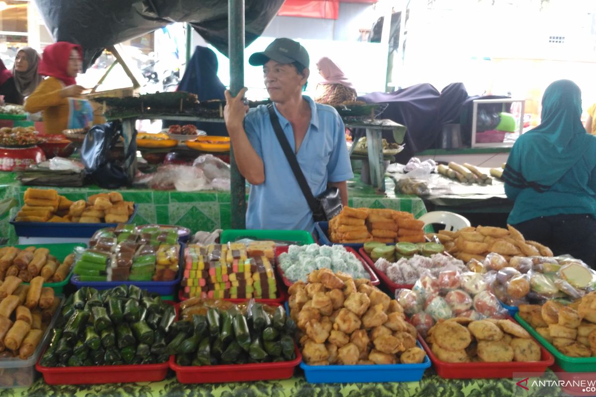 "Pasar Beduk Jambi" kolase kue tradisional