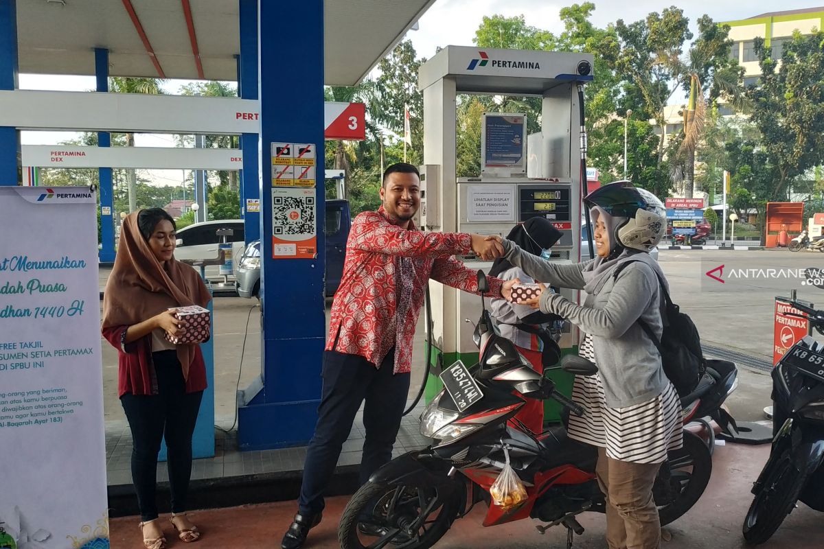 Pertamina bagikan takjil gratis pada konsumen setia BBM Pertamax