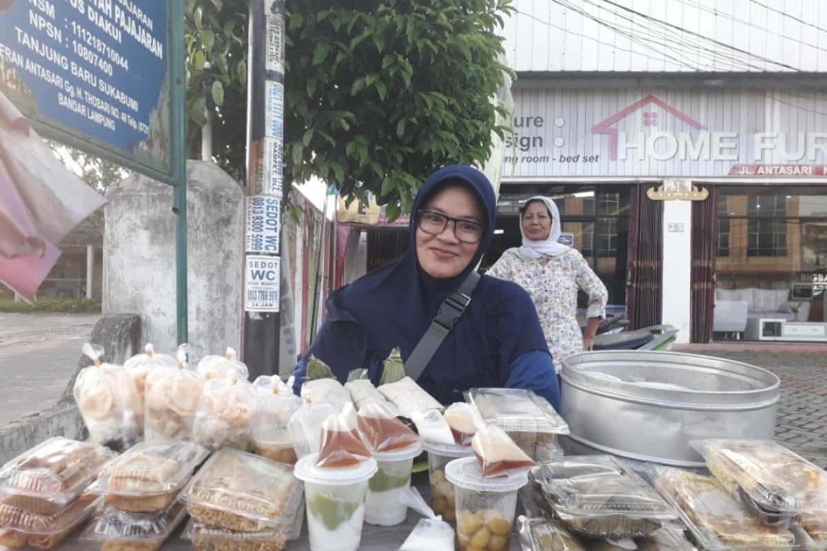 Kolak pisang dan rujak tahu takjil paling laris manis di Ramadhan