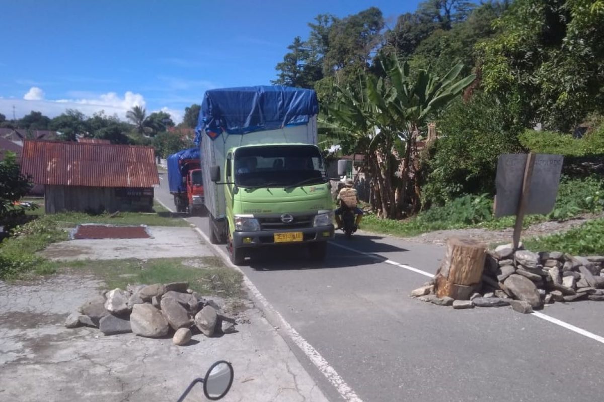 Akses jalan trans seram di Latu-Hualoy sempat dibuka