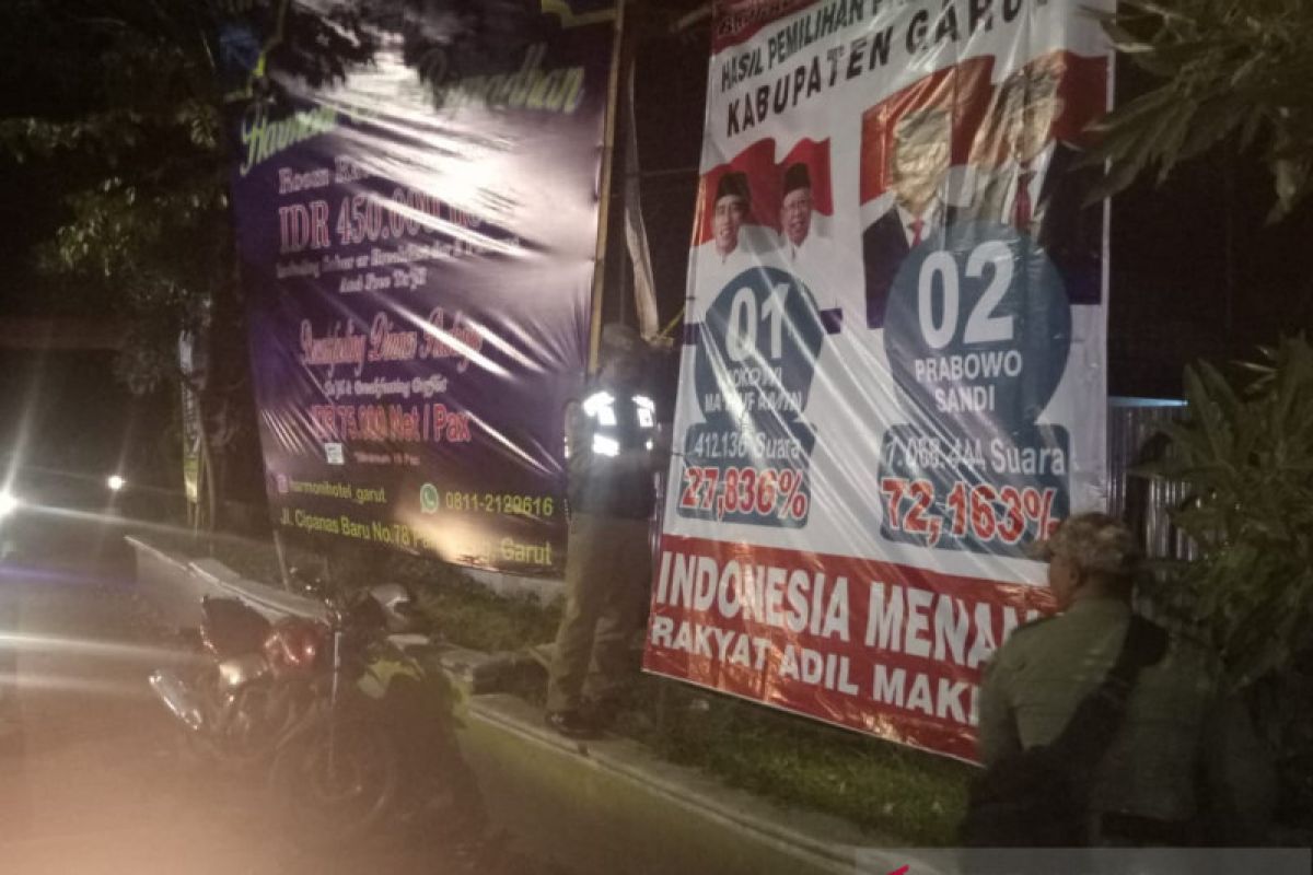 Petugas tertibkan baliho perolehan suara pilpres di Garut