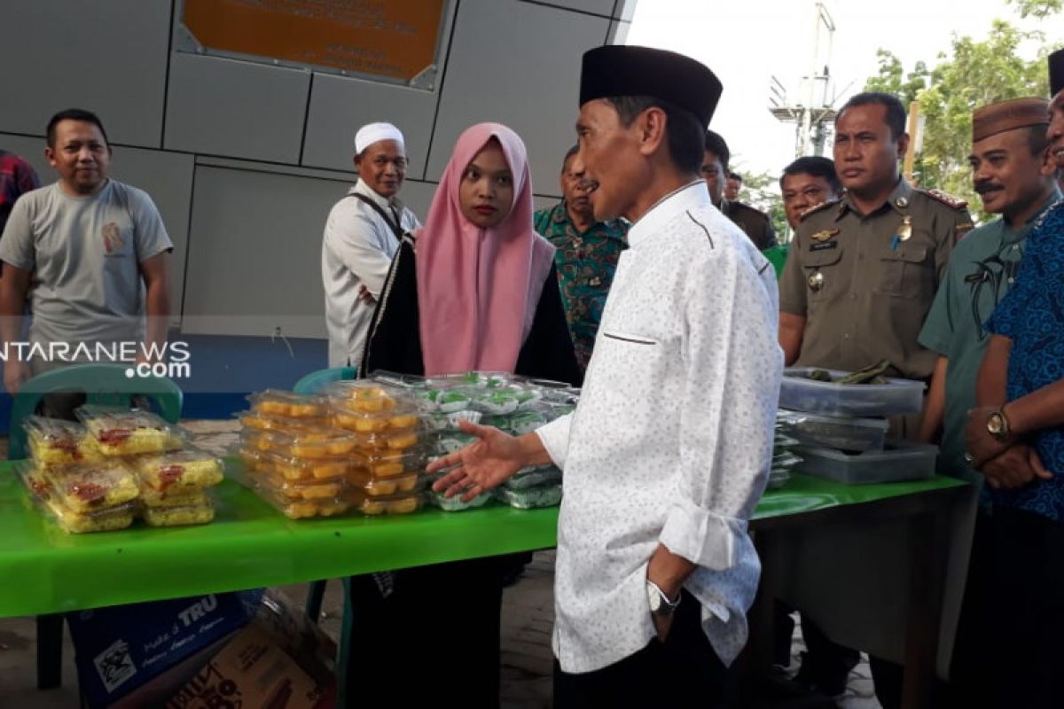 Bupati Nelson izinkan pedagang takjil di bawah Menara Pakaya