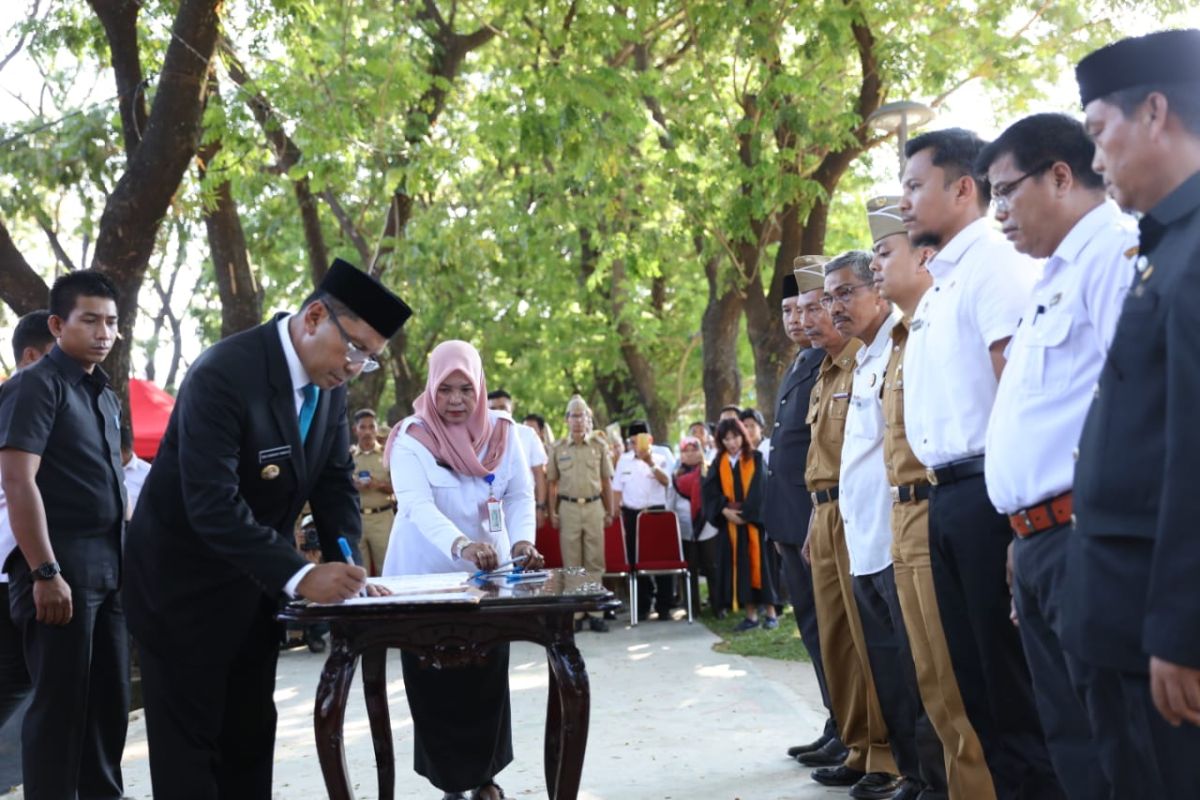 Wali Kota Makassar  hari terakhir menjabat lantik 300 ASN