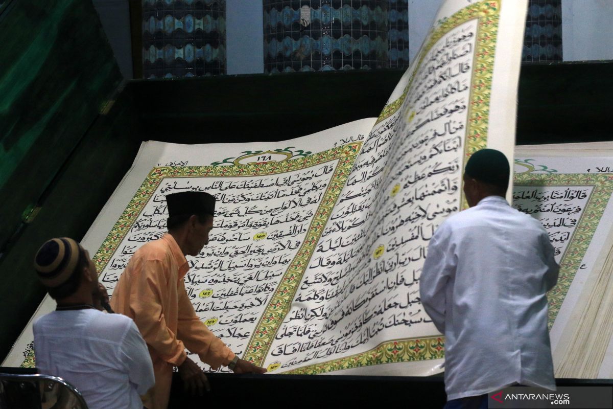 Tradisi tadarus membaca Alquran raksasa