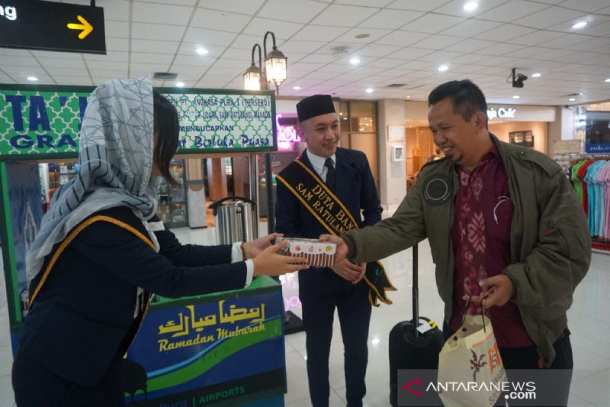 Bandara Sam Ratulangi Manado bagikan takjil gratis