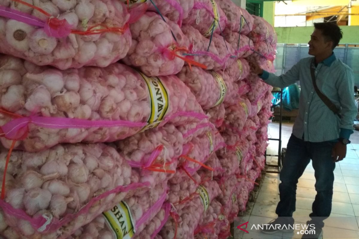 Stok bawang putih di Piru menipis