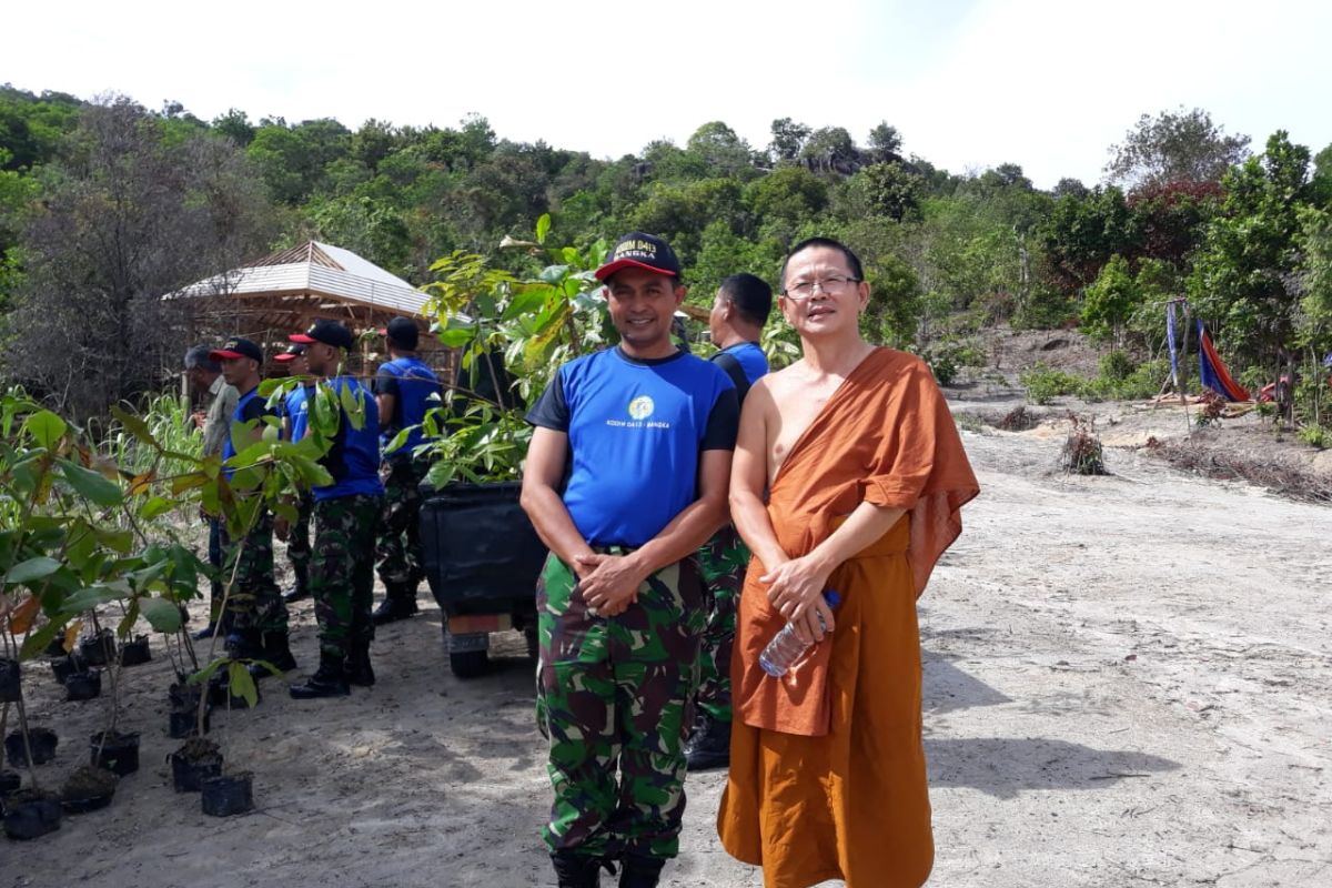 TNI Koramil 413/06 Sungailiat tanam pohon di Bukit Rebo (Video)