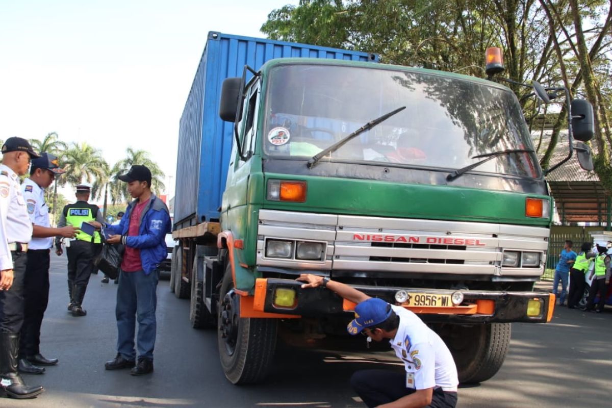 Dishub temukan mobil tronton tanpa kunci pengaman kontainer