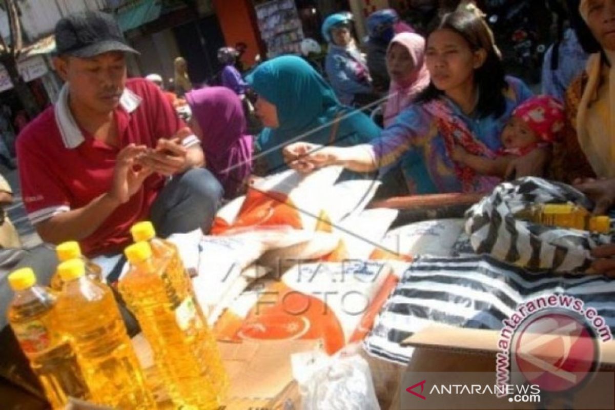 Pemkab Lumajang gelar operasi pasar sembako murah