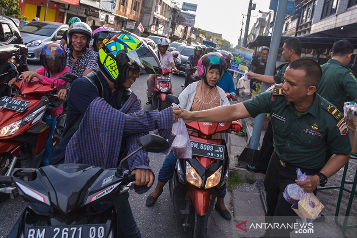 Mantap, Prajurit Korem 031/WB bagikan ratusan takjil di Pekanbaru