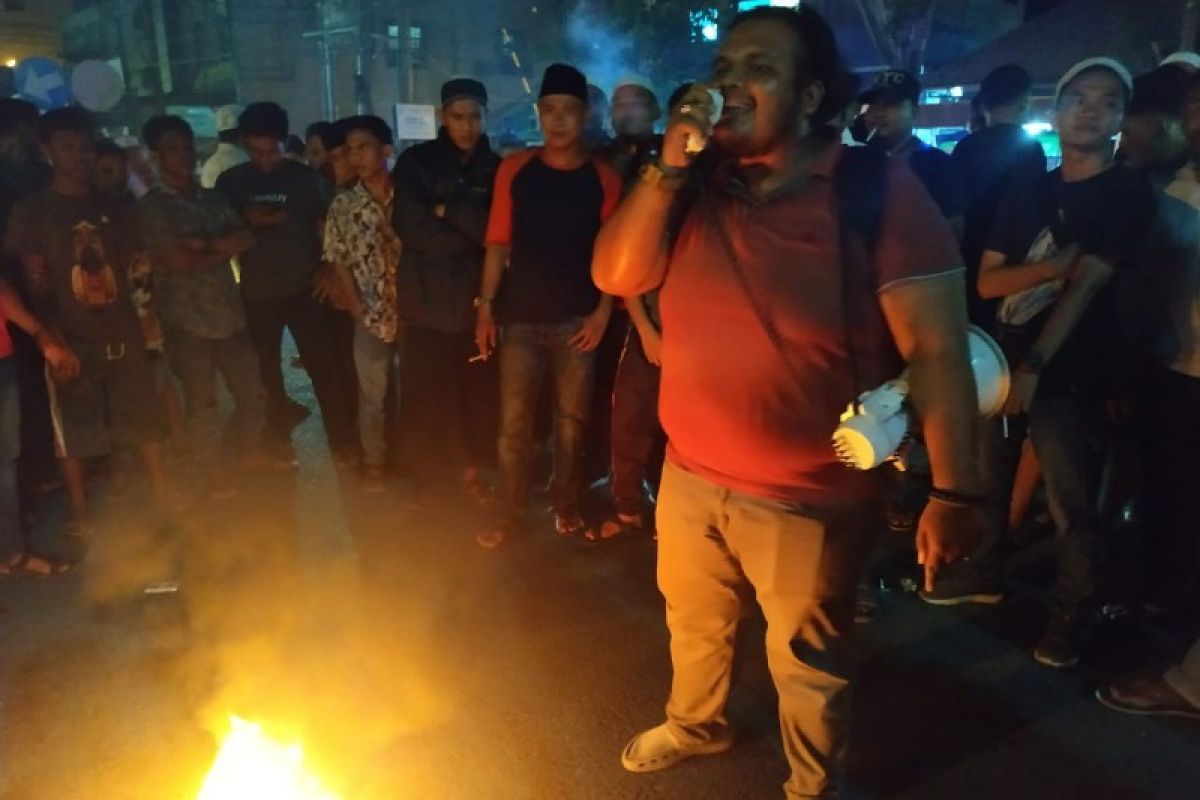 Akibat pemadaman listrik, warga demo PLN Tanjungbalai