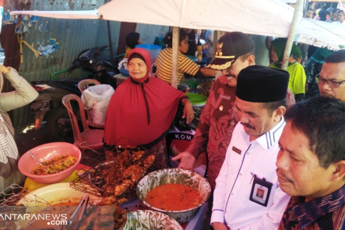 BBPOM Padang pastikan takjil di pasar "pabukoan" Pariaman aman konsumsi
