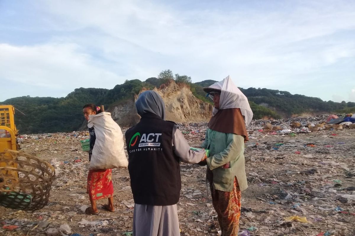 ACT NTB bagikan paket berbuka kepada penyintas gempa