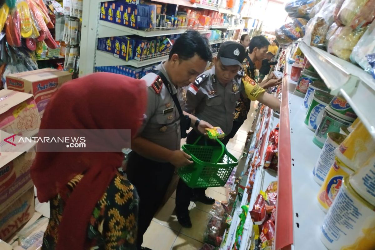 Polisi temukan barang kedaluwarsa yang masih dijual di Putussibau Selatan