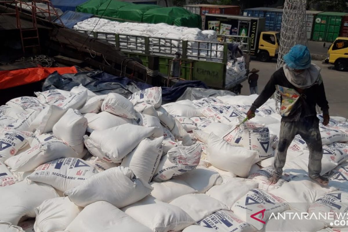 Aktivitas bongkar muat di Pelabuhan Sunda Kelapa masih normal