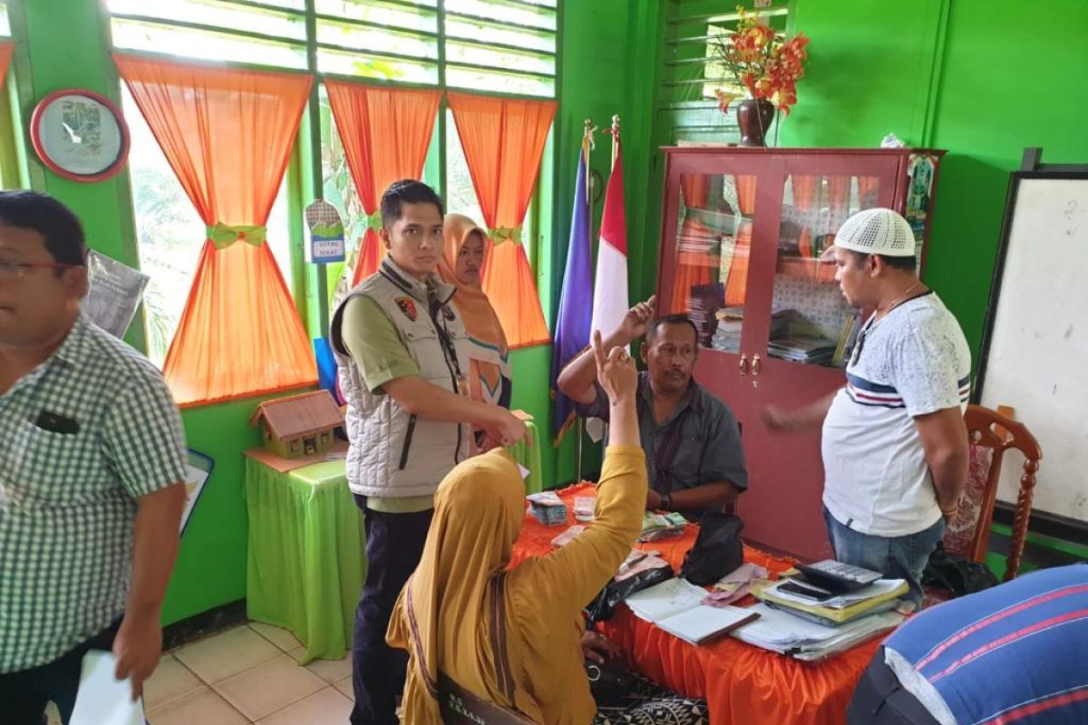 Belasan kepala sekolah dasar di Langkat terjaring OTT