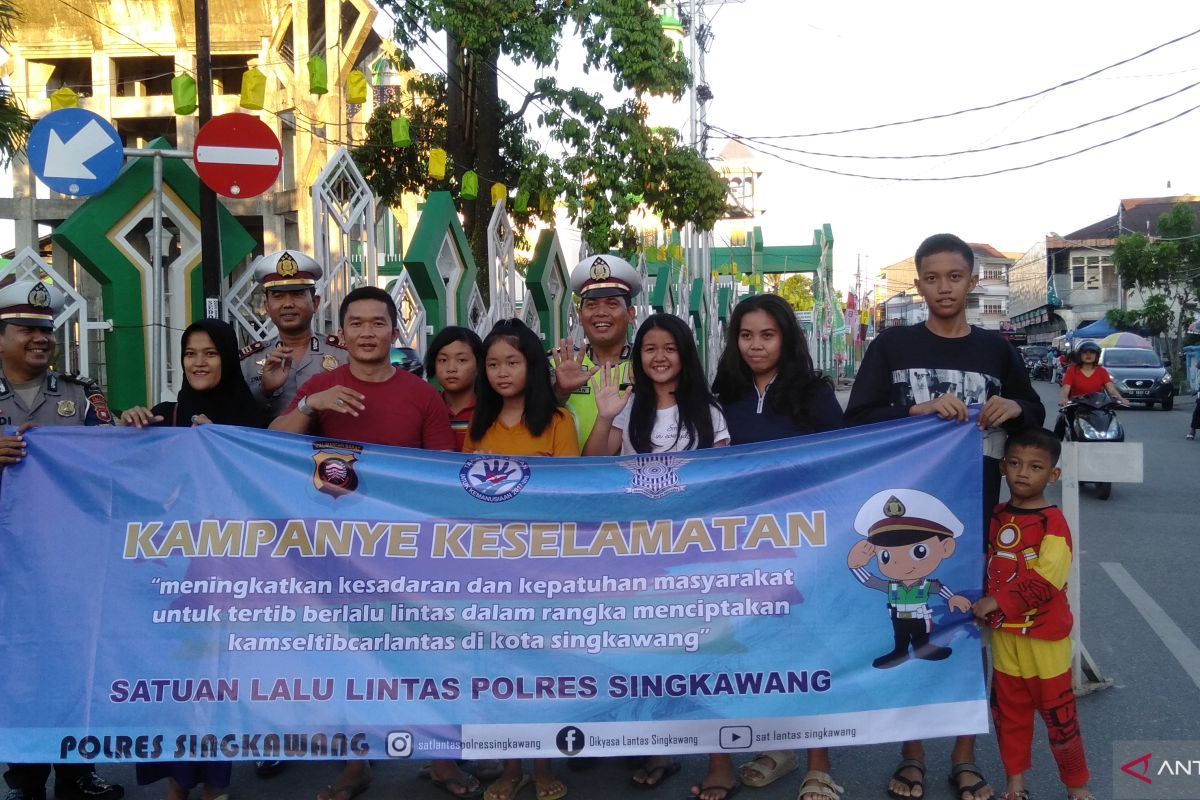 Polisi pasang banner Imbau keselamatan berlalu lintas