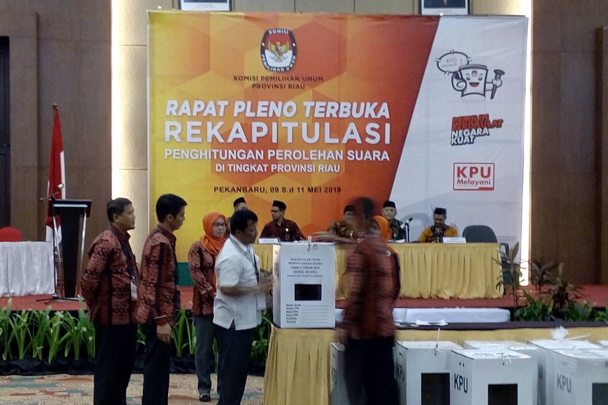 KPU Riau baru plenokan rekapitulasi perolehan suara pemilu 10 kabupaten /kota