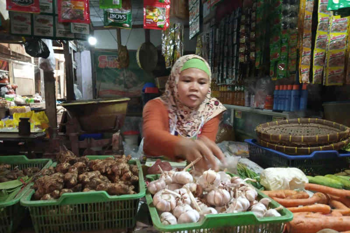 Harga bawang putih di Indramayu "terjun bebas"