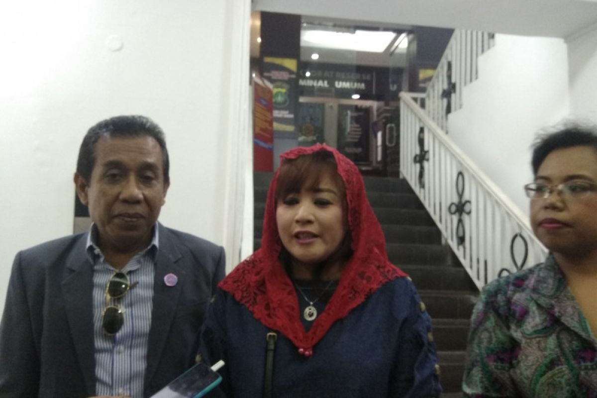 Dewi Tanjung laporkan Amien Rais cs terkait "people power"