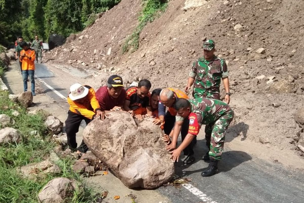 Longsor di Tanjakan Cot Murong Sabang akibat hujan