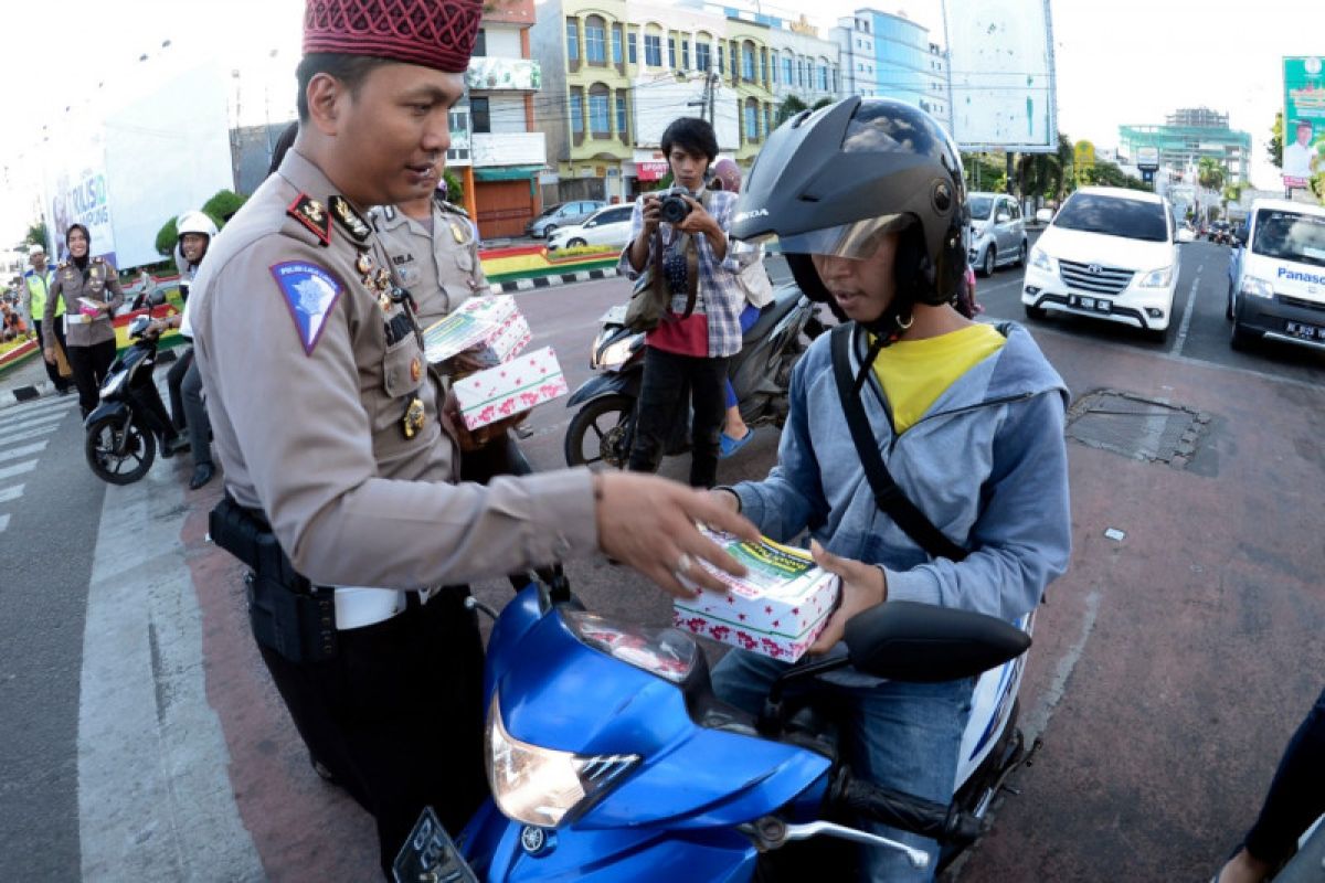 Satlantas Polres Bandarlampung berbagi takjil