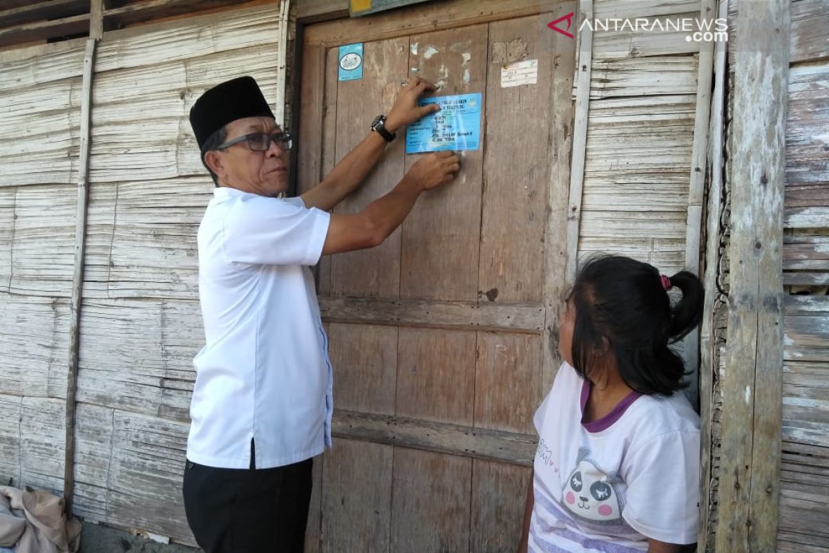 Dinsos Rejang Lebong pasang stiker di rumah keluarga miskin