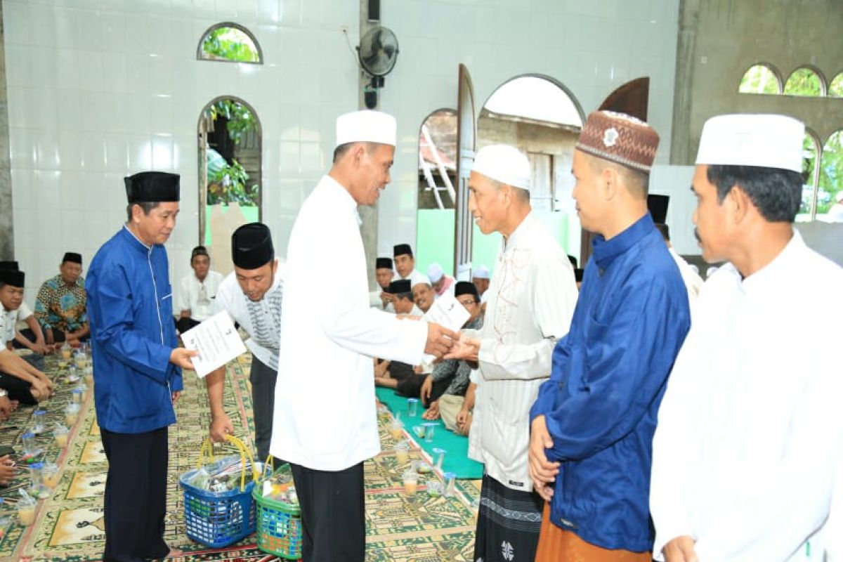 Pemkab bantu dua masjid di Kecamatan Panyipatan