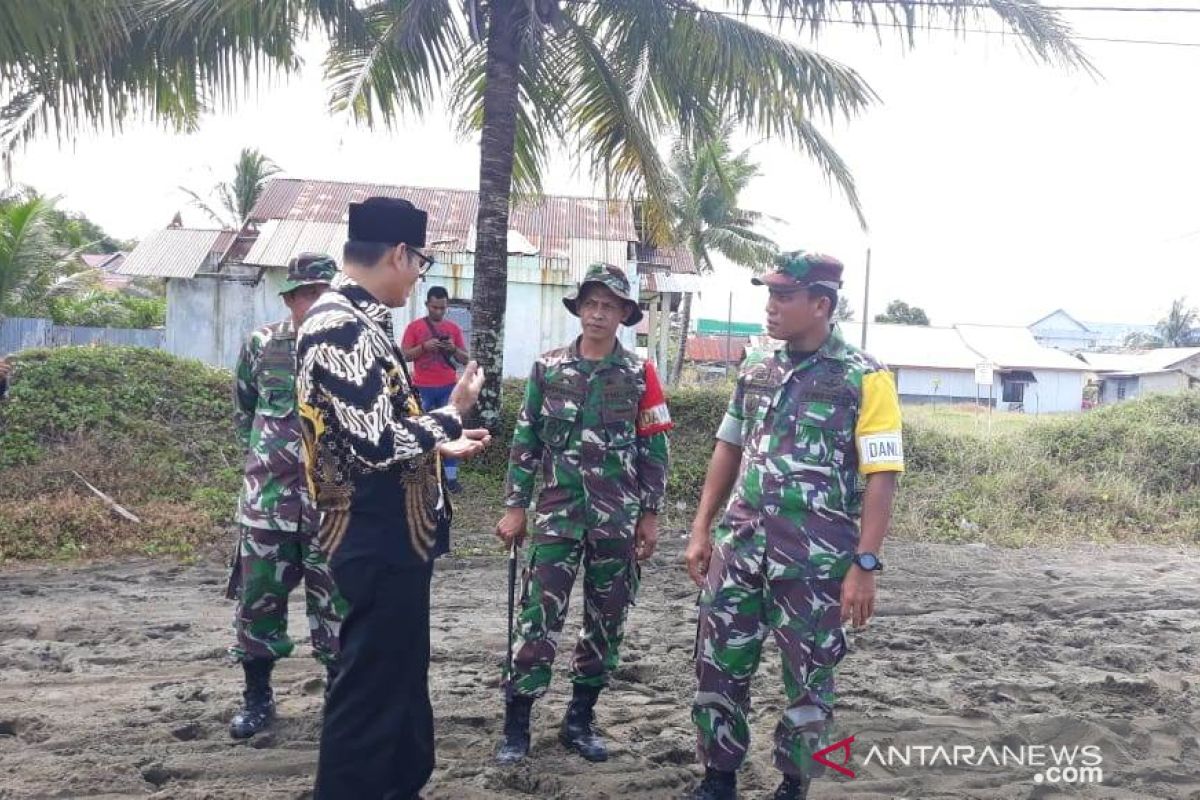 TNI bantu bersihkan abrasi pantai Aceh Barat