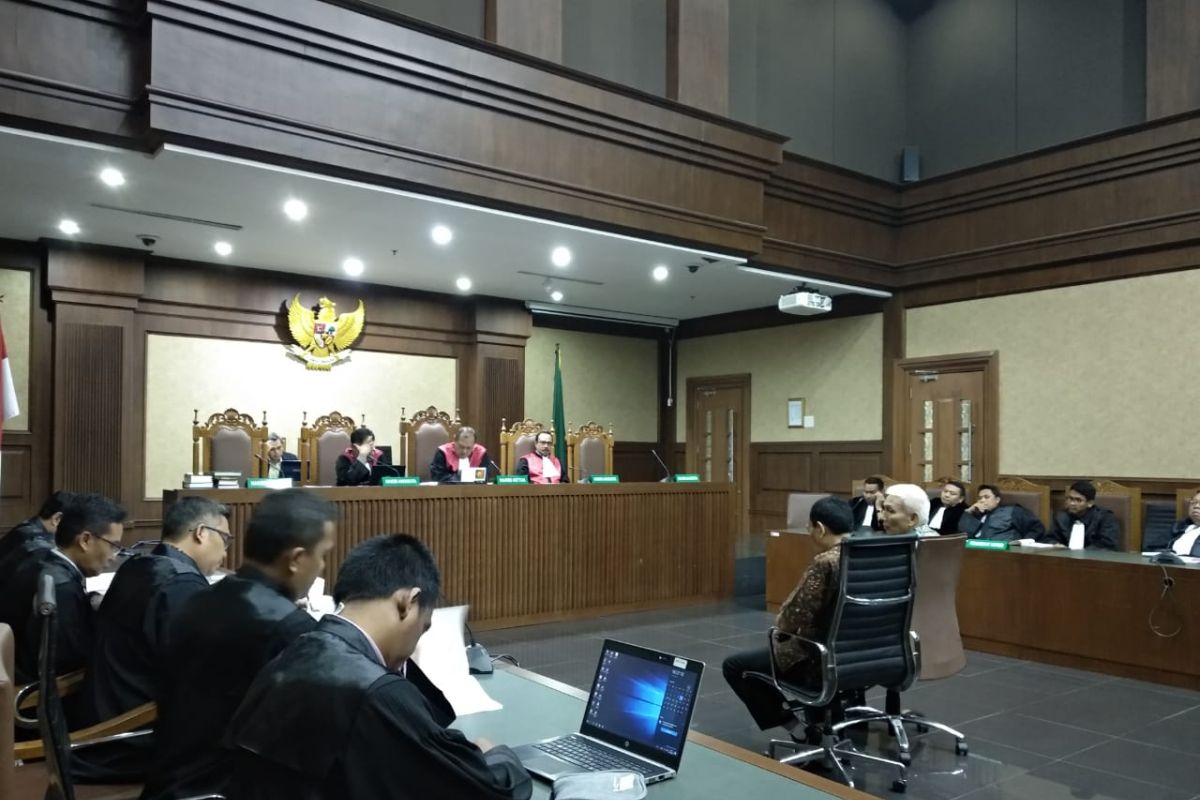 Terbukti melakukan suap, bendahara KONI dituntut 2 tahun penjara