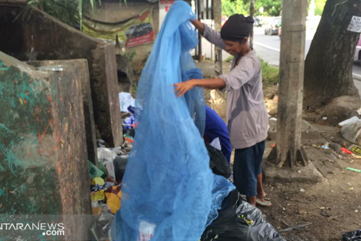 Patma pemulung di Padang tetap menjaga puasanya