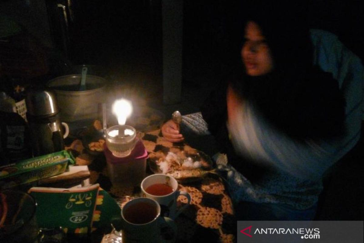 Mati listrik warga Medan  terpaksa sahur gelap-gelapan