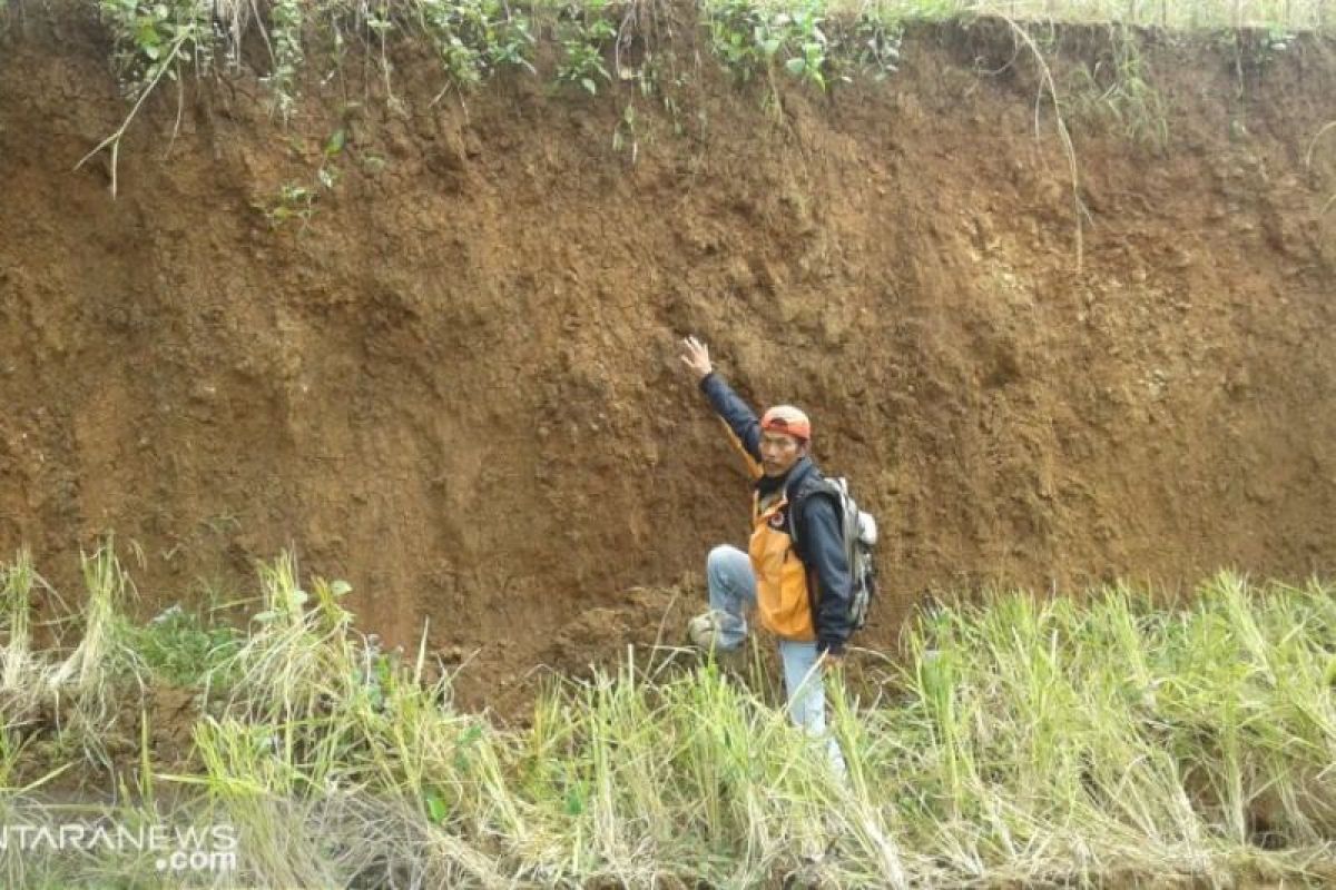 Pergeseran dan retakan tanah di Sukabumi kian membesar